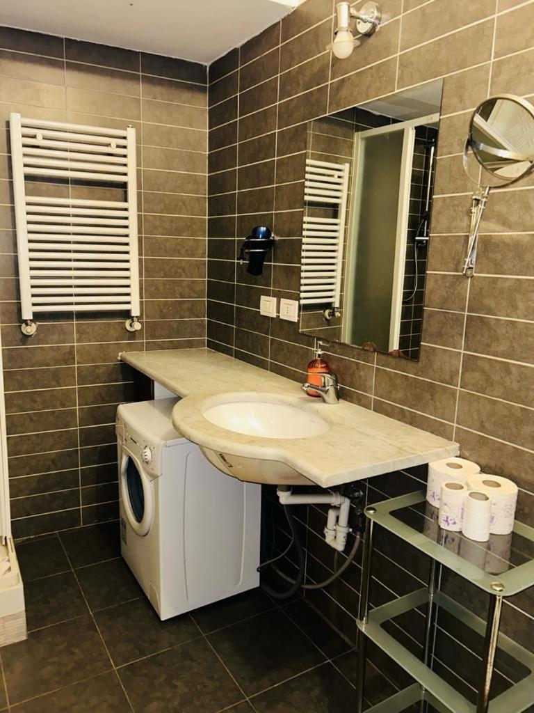Easy Room Italy Prada Milano Dış mekan fotoğraf